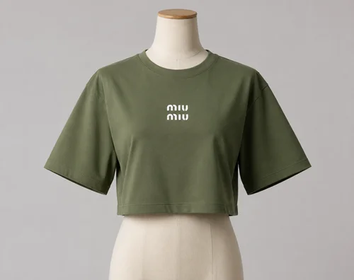 تی‌شرت کراپ نخ‌پنبه Miu Miu – استایل خنک و مینیمال
